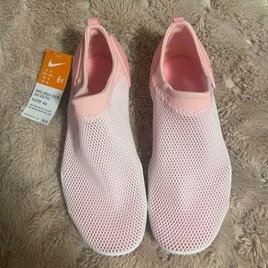 Nike Aqua Sock 360 (GS/PS), Youth Size, Pink Foam / Metallic Silver.